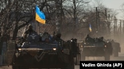 乌克兰政府军坦克开往顿涅茨克前线 - 资料照片