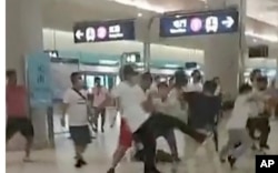 资料照片:元朗西铁站721事件发生时的视频截图。(2019年7月21日)