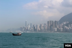 从美国航母上遥望香港(美国之音记者申华拍摄)
