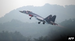 一架俄制苏-35战机在广东珠海的航空展开幕前试飞。(2014年11月10日) AFP