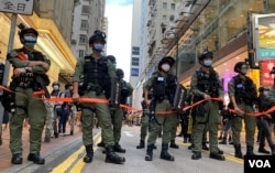 香港警方10月1日在銅鑼灣一帶部署上千警力,記協義務觀察員呂秉權批評,警方在沒有混亂的情況下,仍多次拉起封鎖線,對記者工作造成不便,而且未有遵守承諾讓”認可”傳媒進入封鎖區採訪。(美國之音湯惠芸)