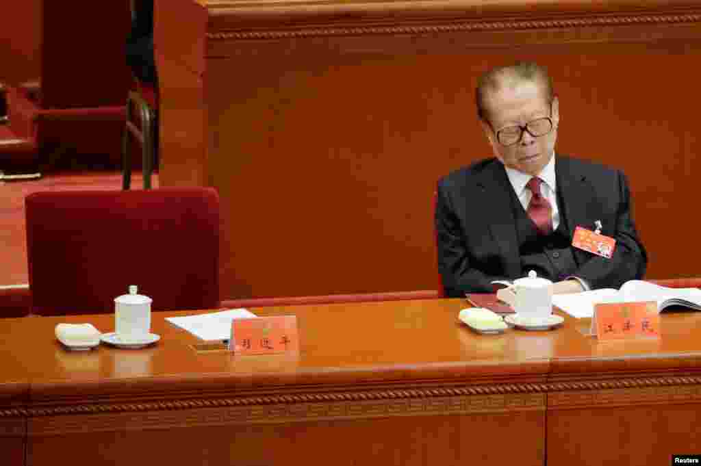 在北京人大会堂召开的中共19大开幕式上,在习近平主席作报告时,中国前领导人江泽民(2017年10月18日)。