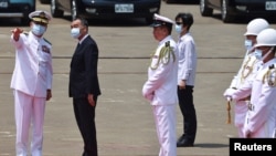 台湾国防部长邱国正在高雄视察海军(路透社2021年4月13日)