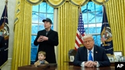 2月11日,马斯克带着4岁儿子在椭圆形办公室与特朗普谈政府效率部(DOGE)的工作。