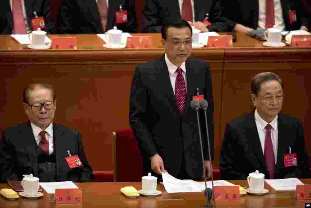 中共十九大开幕式上,李克强总理讲话(2017年10月18日)。李克强被看好连任总理,七常委排名顺序也显示他将连任。但如果中共已经将常委顺序悄悄恢复到过去的“人大委员长第二,总理第三”的排序,那么他就将是人大委员长,不过这种可能性不大。而照片中李克强右侧的俞正声不是十九届中央委员,他将在明年3月的两会上卸任政协主席职务,由汪洋接替。