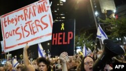 Những người biểu tình kêu gọi thả các con tin Israel bị bắt giữ kể từ vụ tấn công ngày 7/10/2023 của các chiến binh Palestine ở Dải Gaza, bên ngoài Bộ Quốc phòng Israel ở Tel Aviv, ngày 2/11/2024.