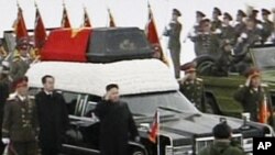 12月28号平壤,北韩新领导人金正恩走在他的父亲金正日的灵柩旁