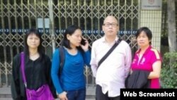 网友“秀才江湖”吴斌与张六毛家人在第三看守所外面(微博、推特网络图片)