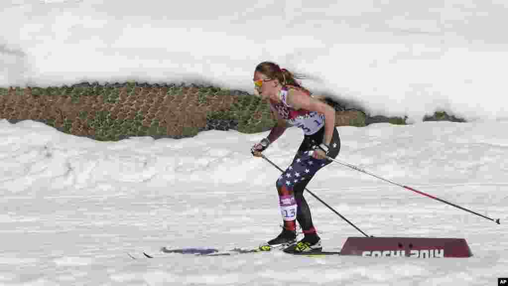 Nữ vận động viên Sophie Caldwell của Mỹ mặc áo tay ngắn trong cuộc đua trượt tuyết băng đồng tại Thế vận hội Sochi, ngày 13/2/2014.