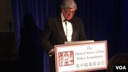 前美国驻华大使尚幕杰在美中政策基金会的年度晚宴上致辞(2016年11月7日,美国之音莉雅拍摄)