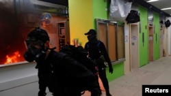 香港一些抗议者星期天(1月26日)在一个新建大厦大堂纵火,抗议当局计划将其用作隔离设施。