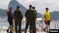Petugas keamanan Brazil melakukan patroli di pantai Copacabana di dekat tempat pertemuan Presiden terpilih Jair Bolsonaro dan PM Israel Benjamin Netanyahu yang berkunjung ke Rio de Janeiro, Jumat (28/12).