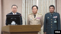 台湾国防部长严明上将(左)等官员在立法院接受质询(美国之音张永泰拍摄)