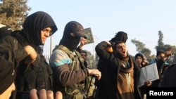 Quân khủng bố nước ngoài đe dọa vùng Trung Đông -- nơi Nhà nước Hồi giáo, al-Qaida, và Mặt trận al Nusra đã trở thành những chữ đồng nghĩa với những vụ chặt đầu, bắt cóc và đánh bom tự sát.