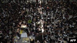 星期五(8月9日),近千名身着黑衣的示威者再度占领香港国际机场,计划接连三天在这里示威。