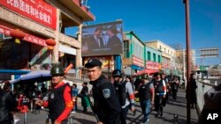 新疆和田2017年11月的当局维稳景象(美联社)