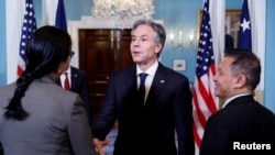 2023年5月15日,美国国务卿布林肯在就国务院推出国际宗教自由报告发表讲话后与公民社会的倡导者一一打招呼。