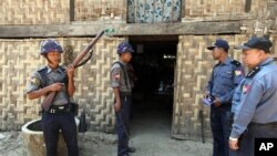 ကင်းလှည့်လုံခြုံရေးတပ်ဖွဲ့ဝင်တွေ ပဲခူးတိုင်းဒေသကြီးအတွင်း လုံခြုံရေး ယူပေးနေစဉ်။