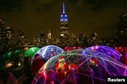 纽约曼哈顿举行的圣诞老人活动,纽约地标帝国大厦在背景中(2016年12月10日)。