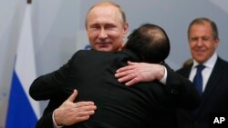 Tổng thống Nga Vladimir Putin vàThủ tướng Việt Nam Nguyễn Xuân Phúc trong cuộc gặp bên lề Hội nghị thượng đỉnh ASEAN - Nga ở thành phố nghỉ mát Sochi hôm 19/5.
