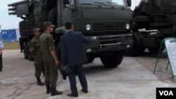 俄罗斯仍然主宰中亚安全领域。2014年莫斯科郊外的一个武器展上,哈萨克代表团成员了解俄罗斯武器性能。(美国之音记者白桦拍摄)