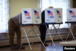 宾夕法尼亚州哈里斯堡的选民在投票。(2022年11月8日)