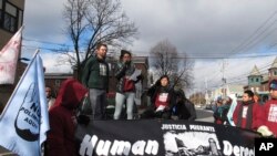 佛蒙特州伯灵顿联邦法院外,移民权益倡导组织“移民司法”的成员Zully Palacios Rodriguez向人群发表讲话。(2018年11月14日)