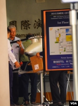 星期三在台湾大学校园举行的台湾供货商展会中,上百家台湾无人机相关供货商参展,与美方无人机企业当面洽谈(美国之音特约记者庄志伟 拍摄)