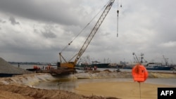 中国工人在马里的码头工地上工作(2017年9月14日)