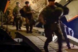 俄罗斯军人抵达哈萨克斯坦阿拉木图的一个机场。(2022年1月6日)