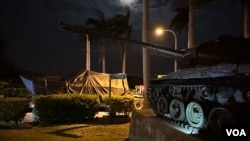 台湾最首号称“地表最强”的M1A2T主战坦克星期一凌晨运抵北台湾新竹的陆军装训部,与画面右侧,陈列于基地门口的旧型M41坦克形成对比(美国之音特约记者庄志伟拍摄)