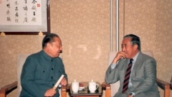 1987年,时任中国人大副委员长习仲勋(左)在北京与达赖喇嘛的兄弟贾洛·吞杜普(Gyalo Thondup)晤谈