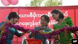 ဒေါ်အောင်ဆန်းစုကြည် NLD ပညာရေးရန်ပုံငွေပွဲ ဖွင့်လှစ်စဉ်။