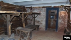 莫斯科古拉格纪念馆中复制的集中营牢房 (美国之音白桦)