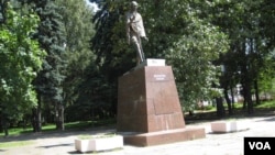 俄印长期保持密切关系,1988年在莫斯科树立的印度圣雄甘地像。俄罗斯积极推动印度加入上海合作组织期望抵制中国影响。