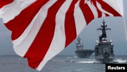 资料照:日本海上自卫队两艘驱逐舰在东京以南海域航行。