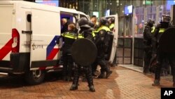 荷兰阿姆斯特丹警方在阿贾克斯体育场附近拘留了一名违反禁令的男子。当局禁止在阿贾克斯足球场附近举行亲巴勒斯坦示威游行。(2024年11月7日)