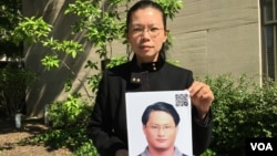 遭中国拘禁台湾人权工作者李明哲之妻李净瑜 (美国之音钟辰芳拍摄)