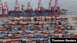 在新冠(COVID-19)大流行的情况下,长滩港-洛杉矶港的集装箱码头从船上卸下运输集装箱 (资料照片)