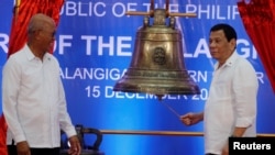 菲律宾总统杜特尔特(右)与国防部长洛伦扎纳2018年12月15日出席大钟归还仪式(路透社)