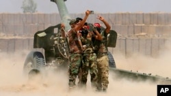 战斗人员在炮轰IS武装的时候自拍(2016年5月29日)