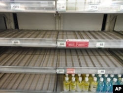 在当局宣布东京自来水放射性碘含量高于可以接受水平几个小时后,全市商店货架上的瓶装水很快几乎销售一空。