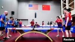 2021年4月10日,在中国上海举行的纪念中美乒乓球外交50周年的活动中,美中球员举行乒乓球友谊赛。(路透社照片)