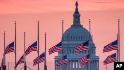 美国华盛顿国会山降半旗悼念资深国会参议员麦凯恩。(2018年8月26日)