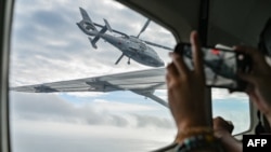 2025年2月18日,一架中国军用直升机在南中国海有争议的斯卡伯勒浅滩(Scarborough Shoal,中国称黄岩岛)上空飞近菲律宾渔业和水产局 (BFAR) 的飞机。