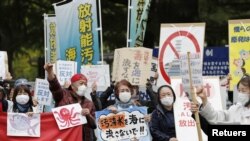 日本民众在福岛市政厅前抗议日本政府福岛核电站废水排海的决定。(2021年4月13日)