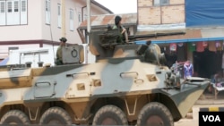 昆恒镇里的缅军装甲车。(2015年5月20日)