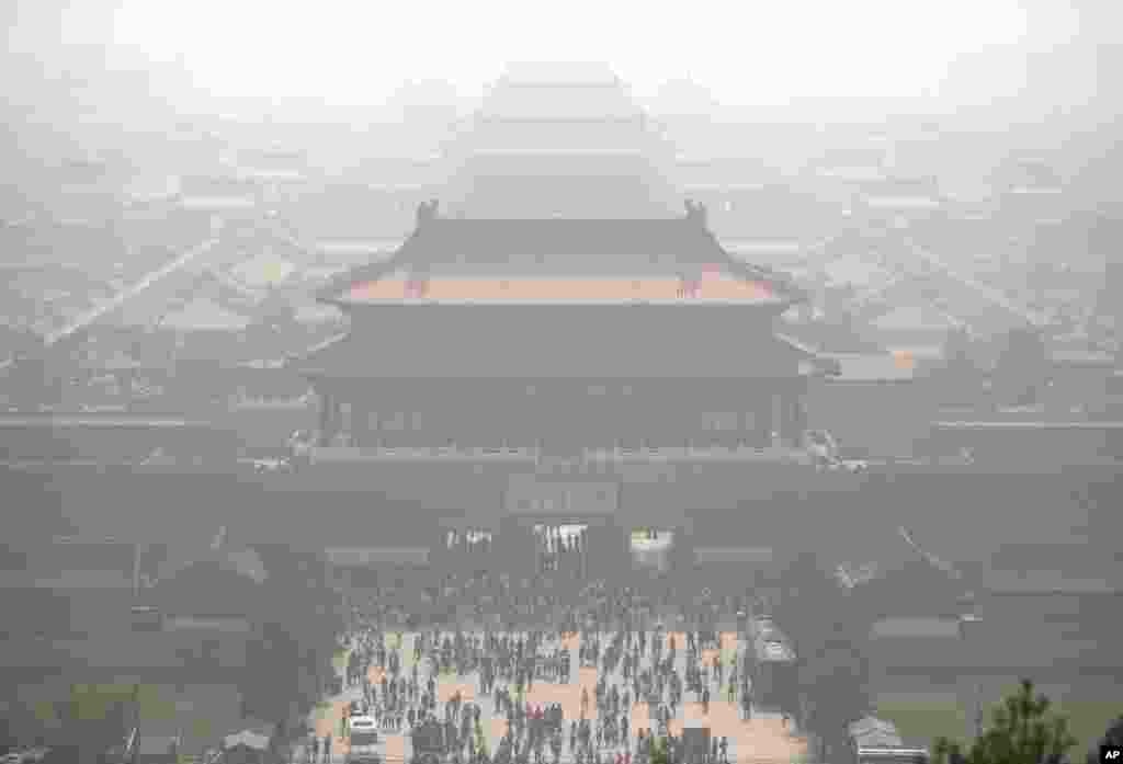 2016年10月3日,在严重雾霾中,游客走出紫禁城。中国国庆节长假黄金周赶上雾霾天气。北京市空气重污染应急指挥部办公室10月2日发布空气重污染黄色预警,10月3日17时解除了这个预警,但仍有污染。