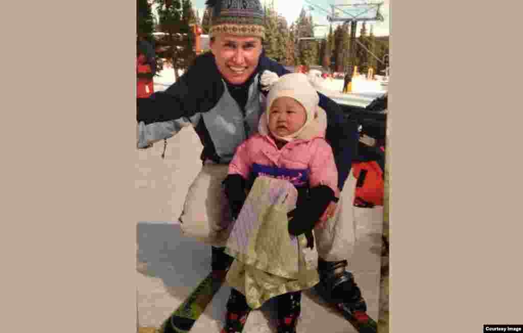 年幼时的凯·欧文斯与母亲一起去滑雪 (照片来源:凯·欧文斯)