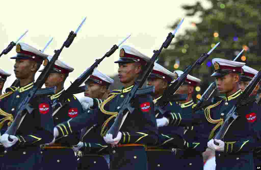 နေပြည်တော်မှာ ရှိတဲ့ မြို့တော်ခမ်းမရှေ့ ဇန်နဝါရီလ  မနက် ၄ နာရီ ၂၀ မိနစ် အချိန်ကကျင်းပတဲ့ ၆၈ နှစ်မြောက် လွတ်လပ်ရေးနေ့ အခမ်းအနား